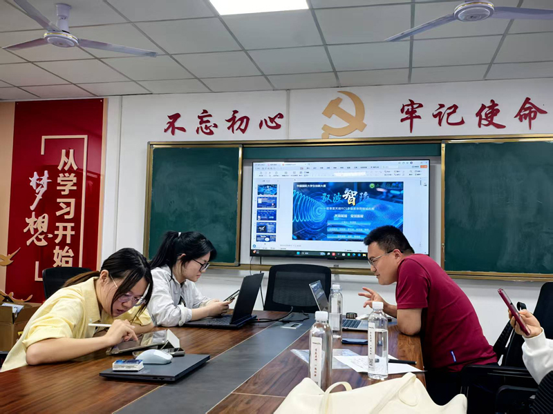 “一站式”学生社区｜ok1122诸侯快讯开展“追光计划”进行国创赛项目打磨
